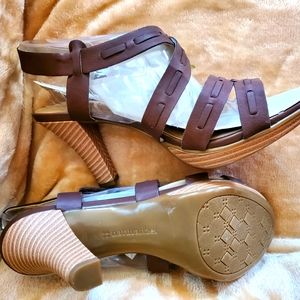 NATURALIZER BROWN SANDAL HEELS